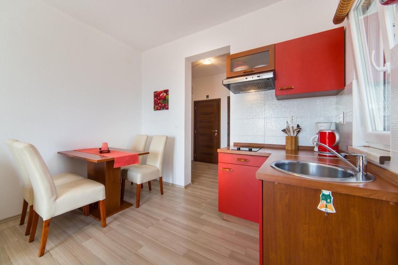 Apartments By The Sea Brist, Makarska - 11078 Exterior photo