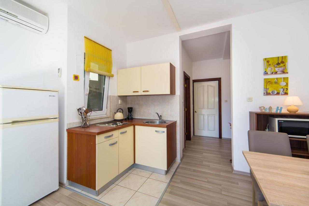Apartments By The Sea Brist, Makarska - 11078 Exterior photo